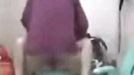امرأة عارية على طاول ...