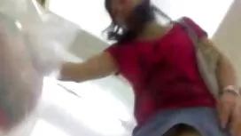 رجل يأكل فتاة في الس ...
