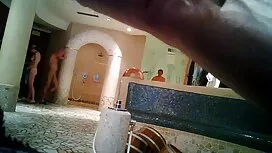 الرجل يدفع الديك مع  ...